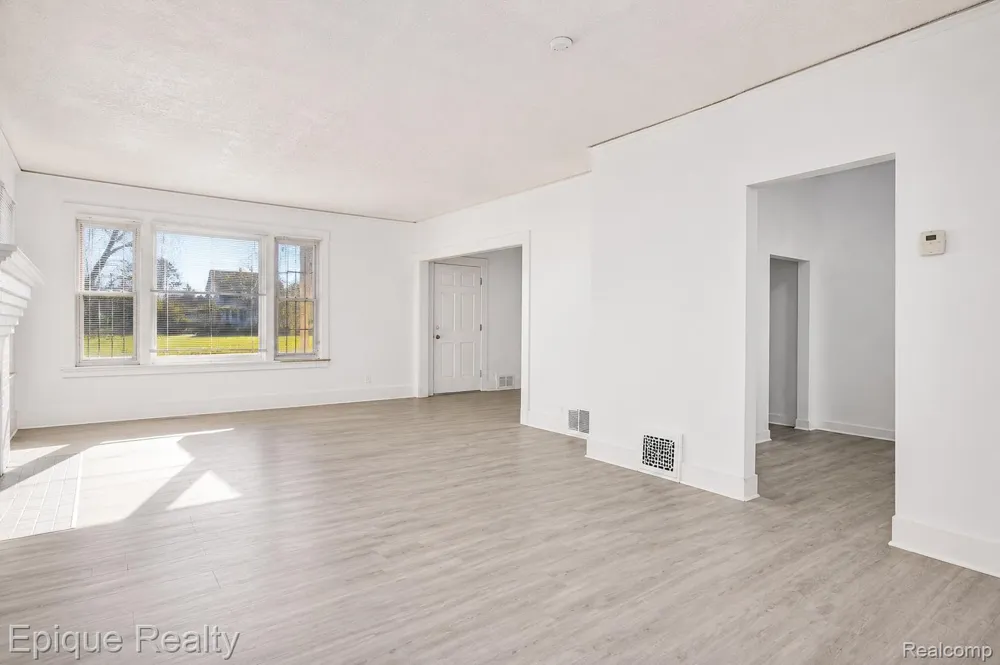 64 Glendale Street Highland Park City, MI 48203