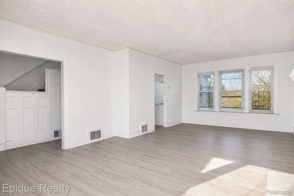 64 Glendale Street Highland Park City, MI 48203