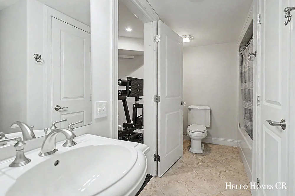 5327 Canyon River Drive NE Cannon Township, MI 49301