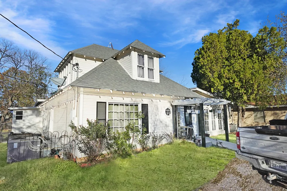 241 W Ross Avenue De Leon, TX 76444