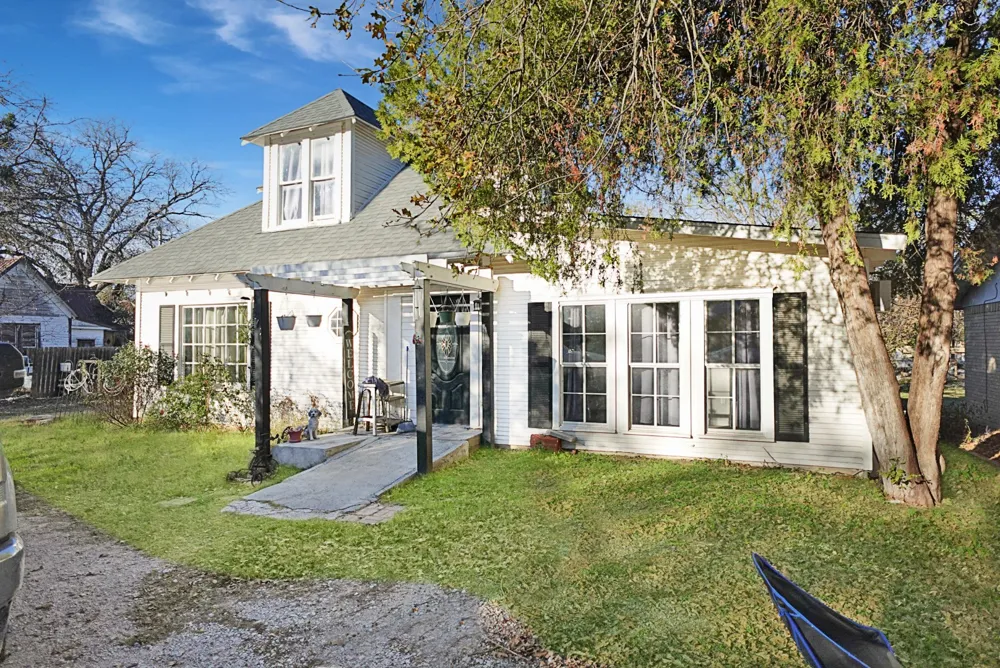 241 W Ross Avenue De Leon, TX 76444