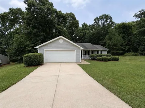 211 Ravenwood Court