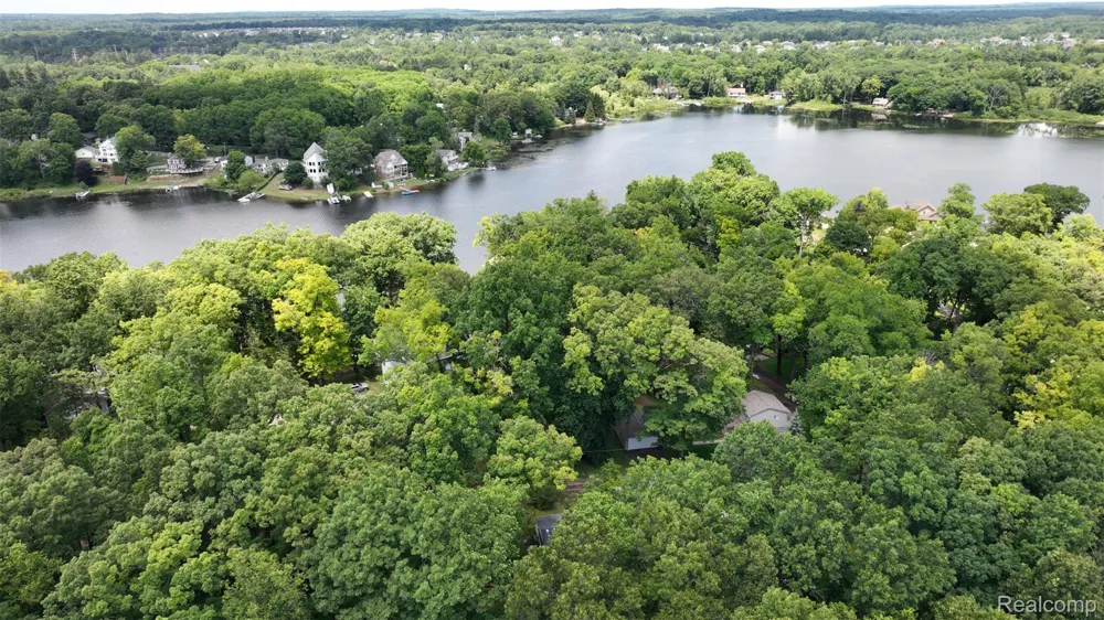 3057 Hillside Drive Milford Charter Township, MI 48380