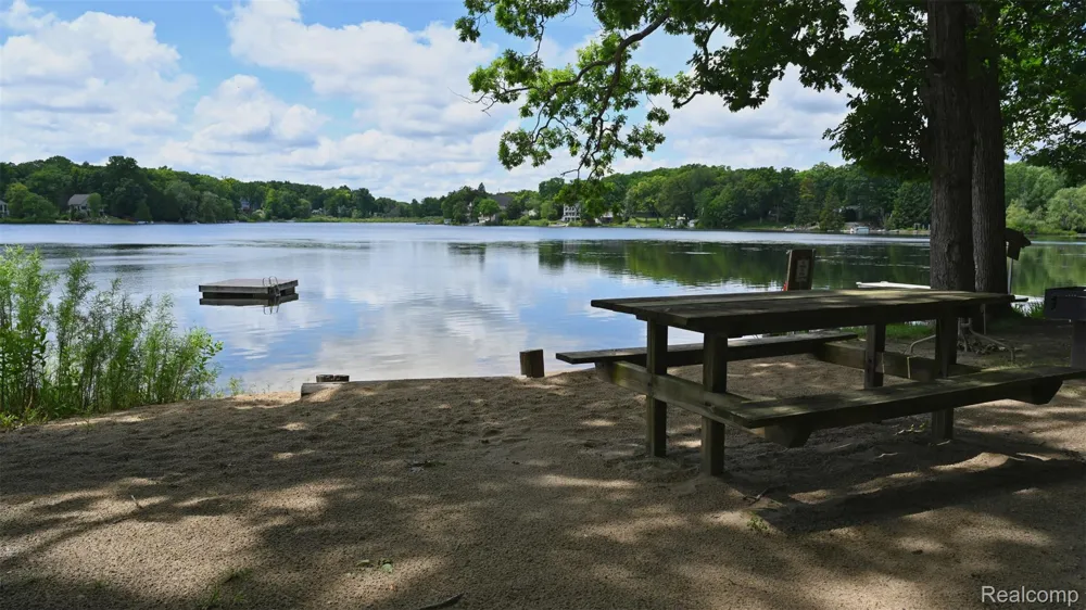 3057 Hillside Drive Milford Charter Township, MI 48380