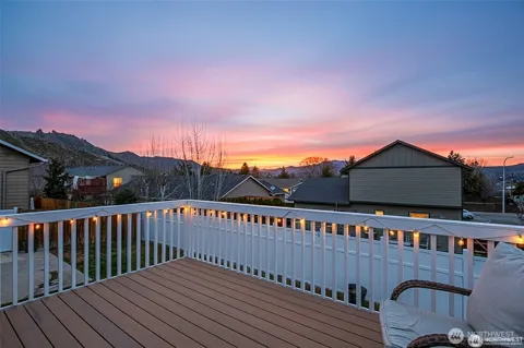 576 Saddle Rock Loop