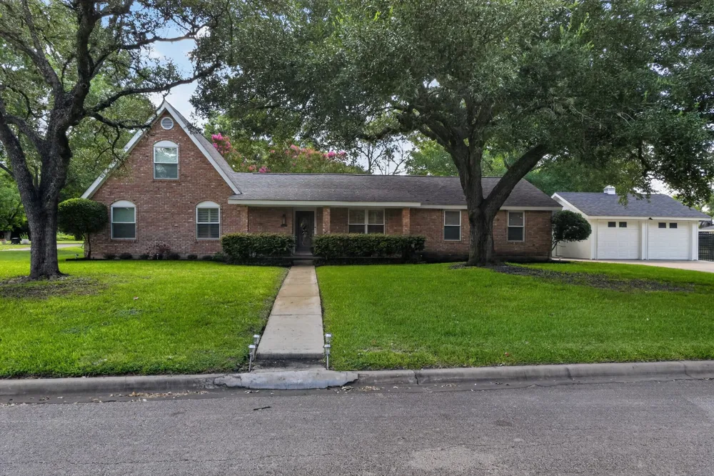 1622 Twin Island Drive Drive Lockhart, TX 78644