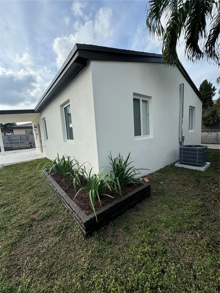 951 E 32nd St Hialeah, FL 33013