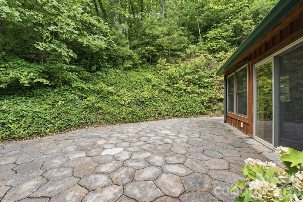 1026 High Top Mountain Road Whittier, NC 28789
