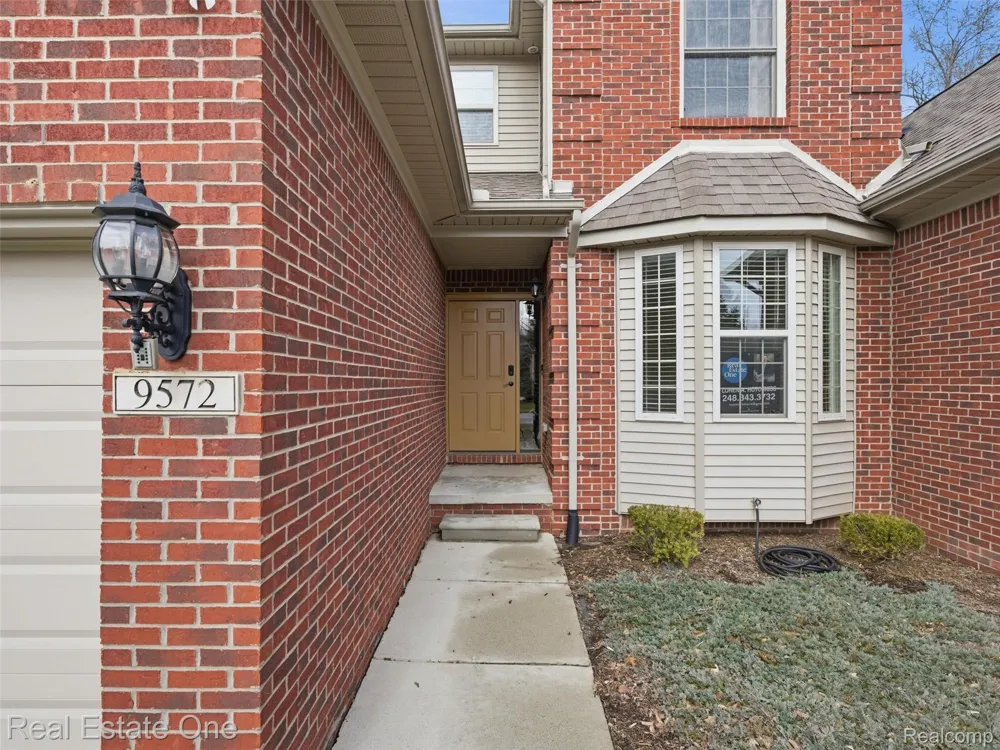 9572 Kingsway Circle Springfield Charter Township, MI 48348