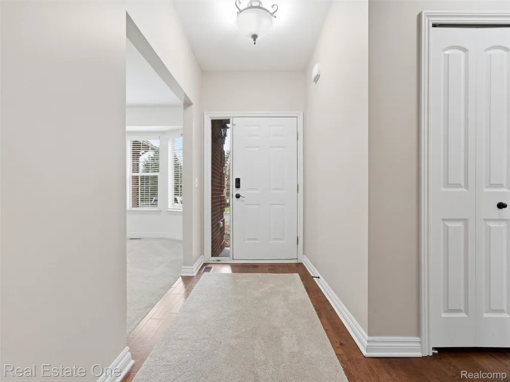 9572 Kingsway Circle Springfield Charter Township, MI 48348