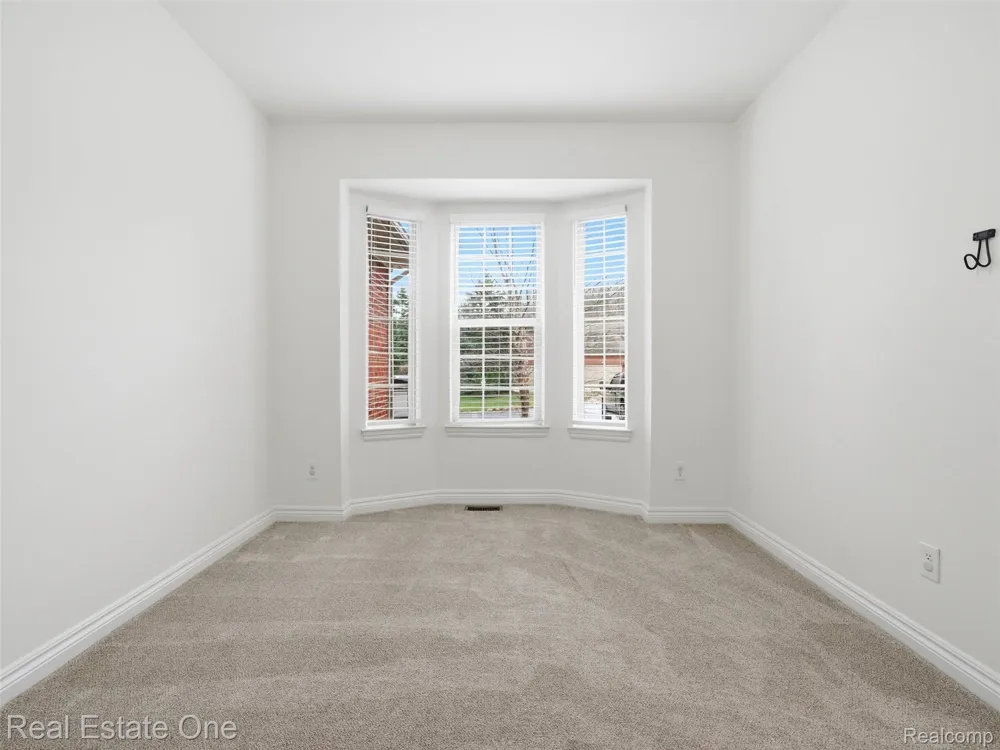 9572 Kingsway Circle Springfield Charter Township, MI 48348
