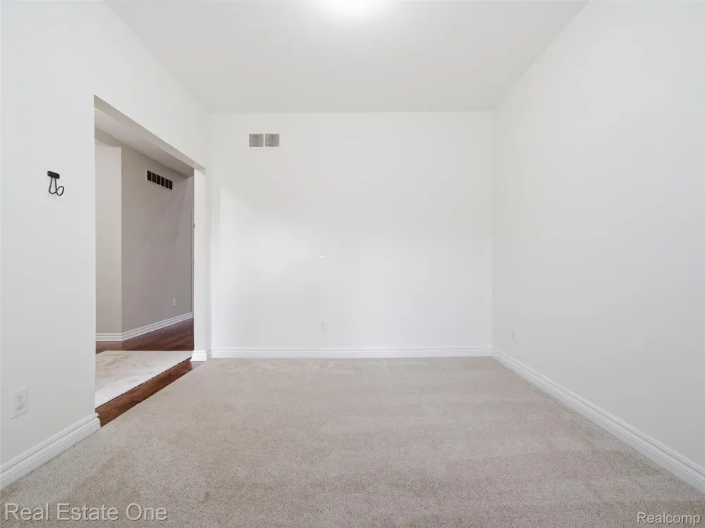 9572 Kingsway Circle Springfield Charter Township, MI 48348