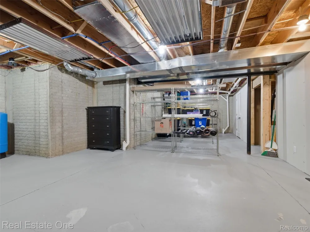 9572 Kingsway Circle Springfield Charter Township, MI 48348