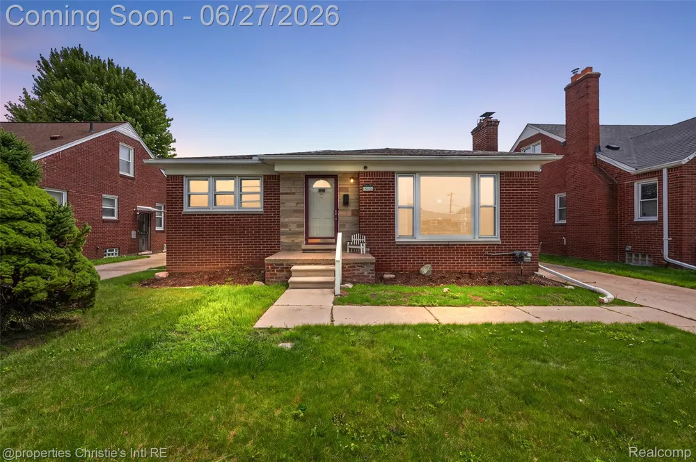 15654 Juliana Avenue Eastpointe City, MI 48021