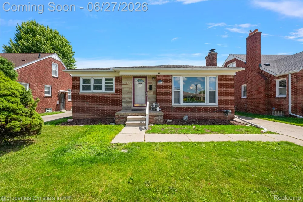 15654 Juliana Avenue Eastpointe City, MI 48021