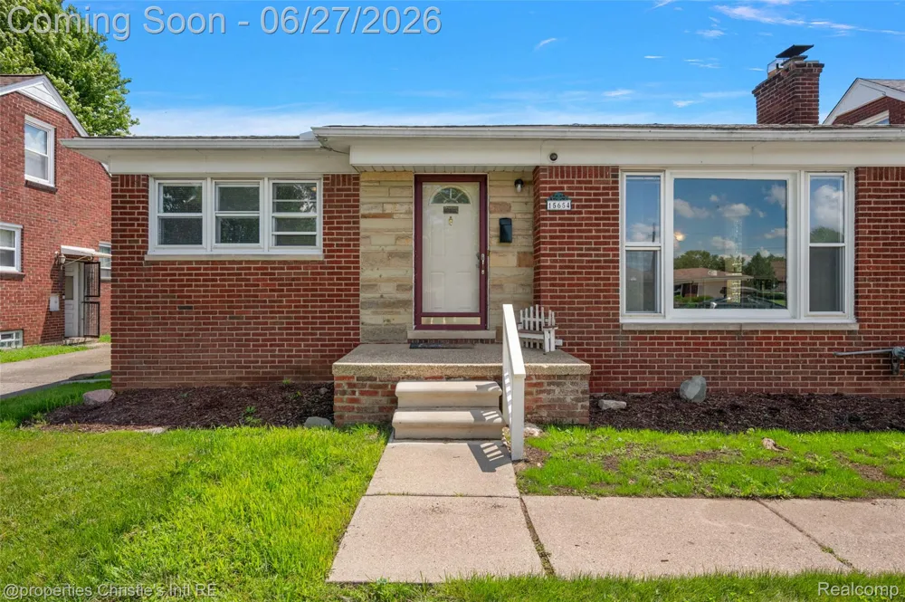 15654 Juliana Avenue Eastpointe City, MI 48021