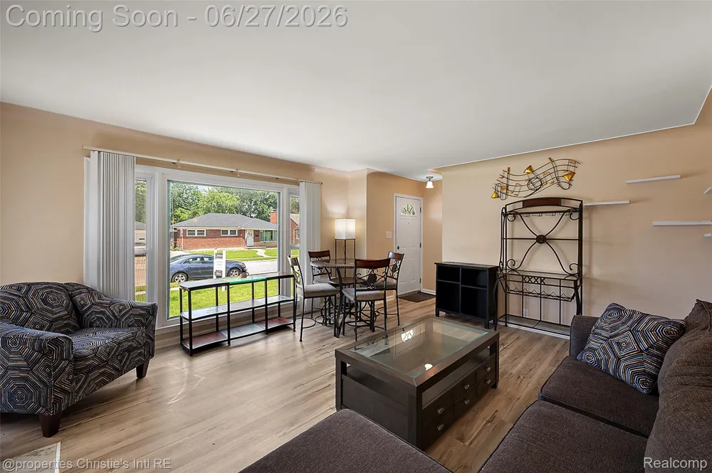 15654 Juliana Avenue Eastpointe City, MI 48021
