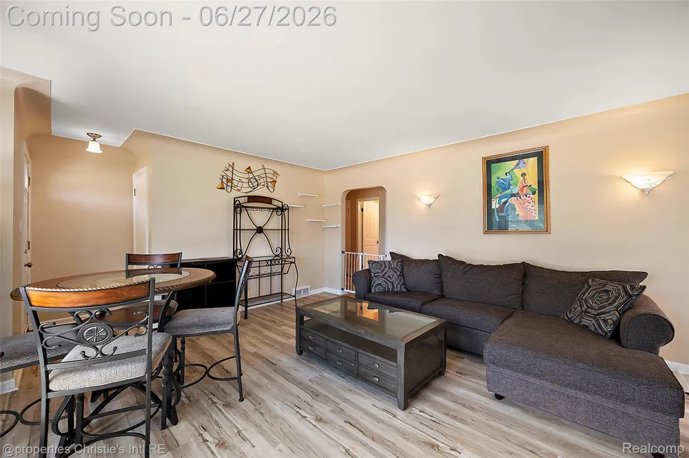 15654 Juliana Avenue Eastpointe City, MI 48021
