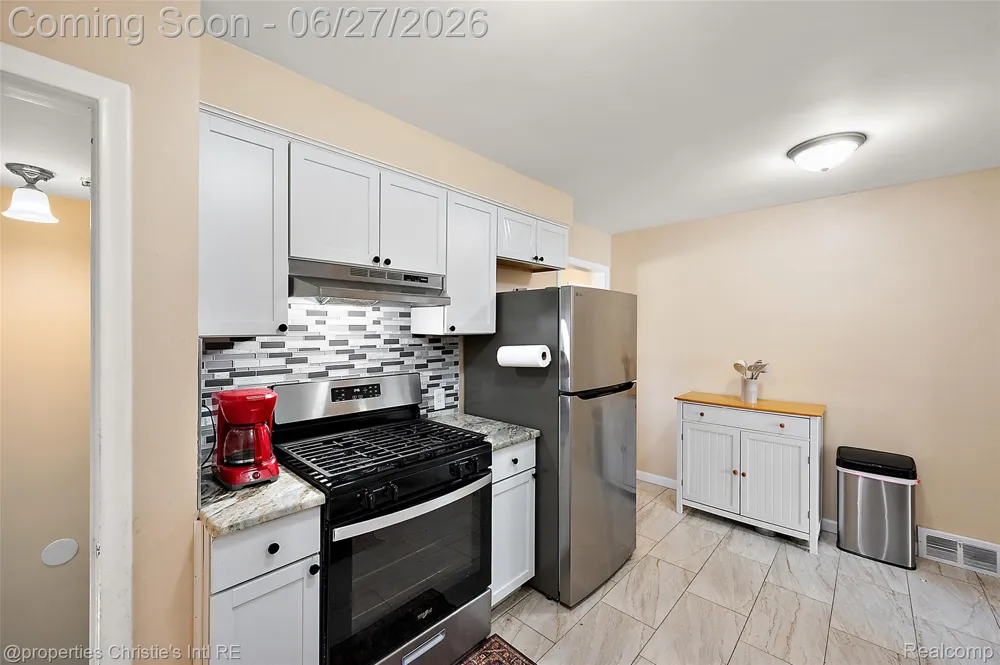 15654 Juliana Avenue Eastpointe City, MI 48021
