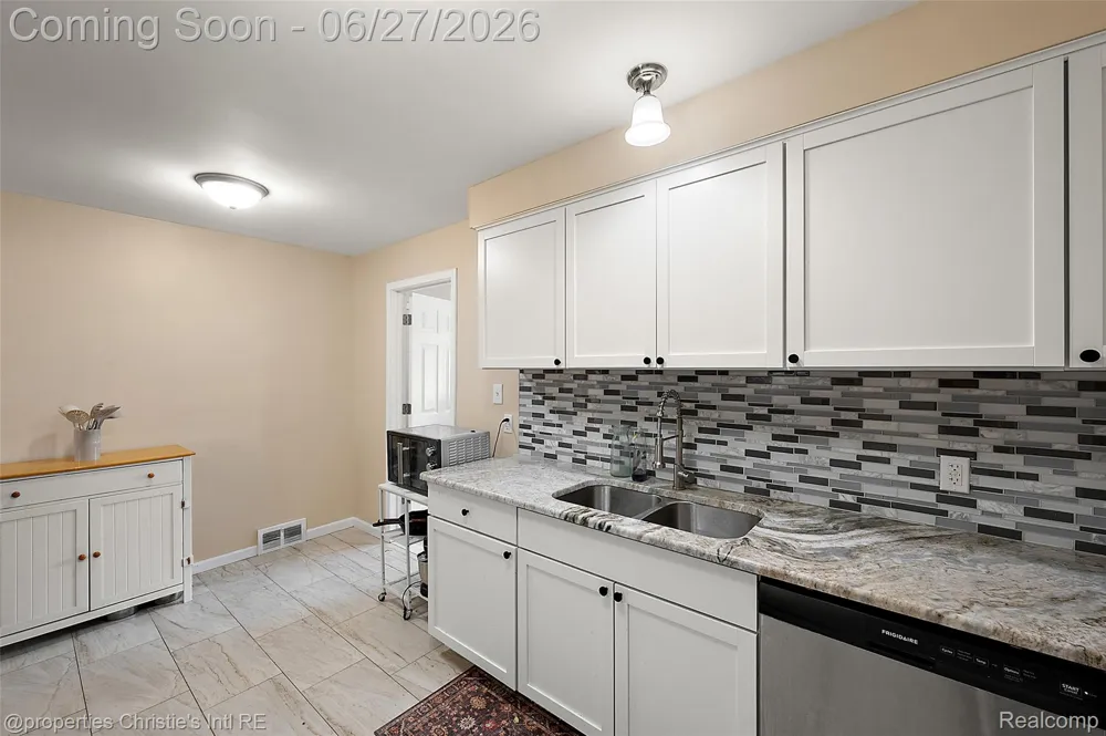 15654 Juliana Avenue Eastpointe City, MI 48021