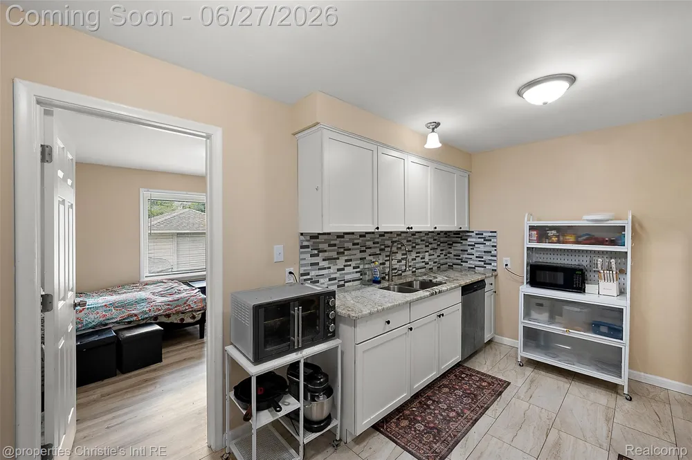 15654 Juliana Avenue Eastpointe City, MI 48021