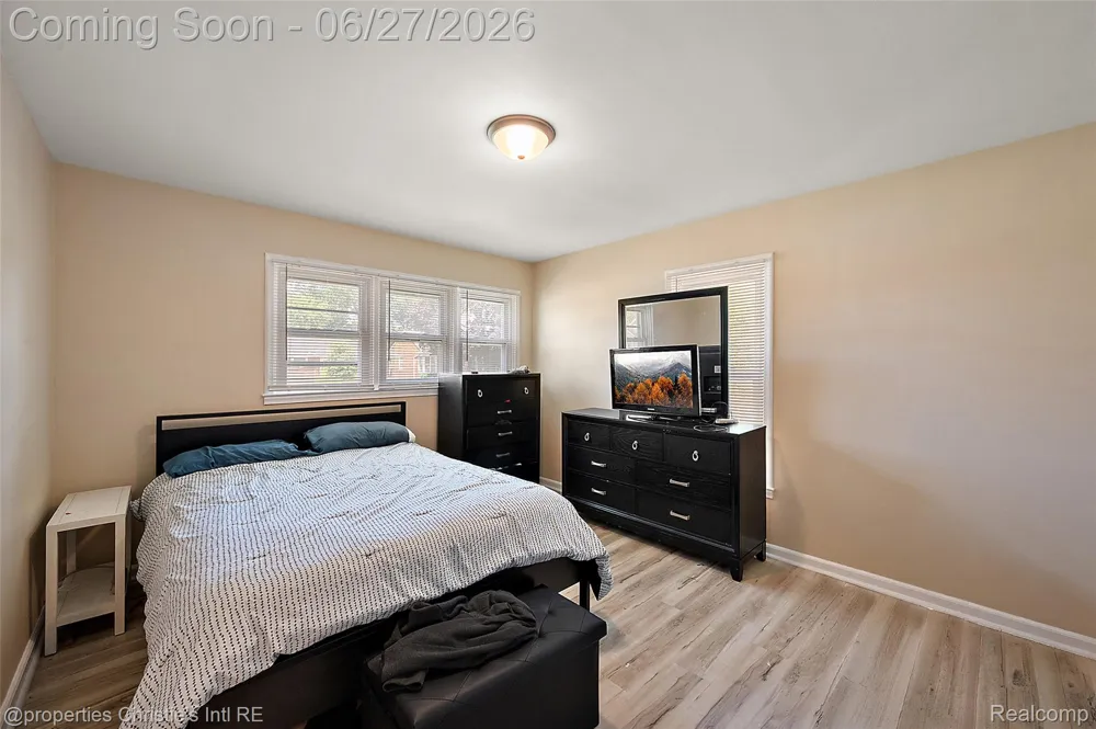 15654 Juliana Avenue Eastpointe City, MI 48021