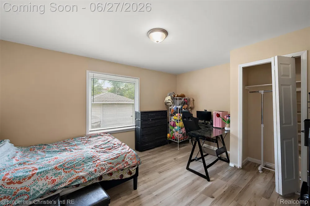 15654 Juliana Avenue Eastpointe City, MI 48021