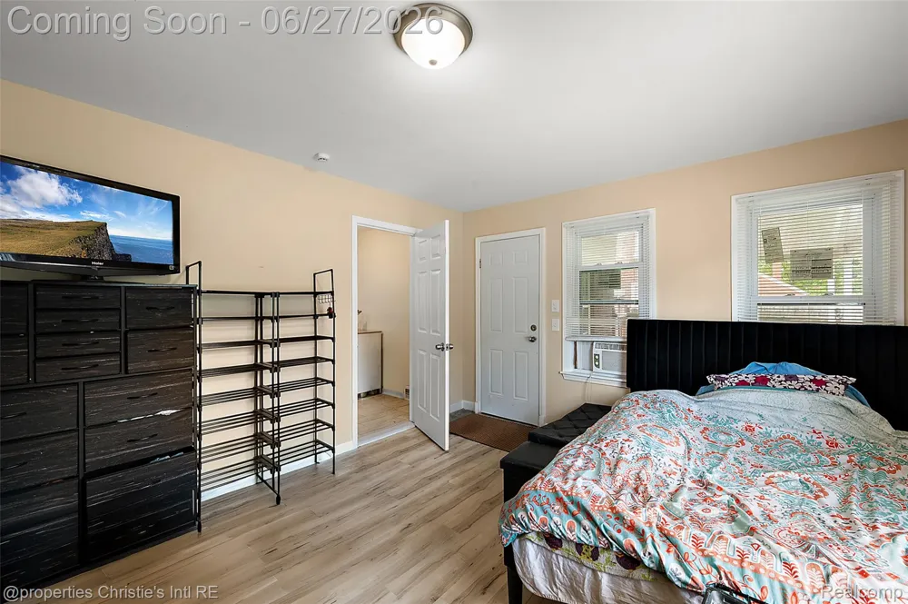 15654 Juliana Avenue Eastpointe City, MI 48021