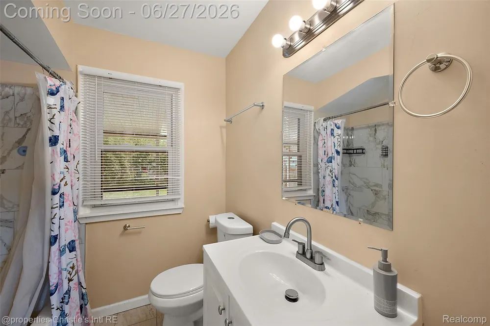 15654 Juliana Avenue Eastpointe City, MI 48021