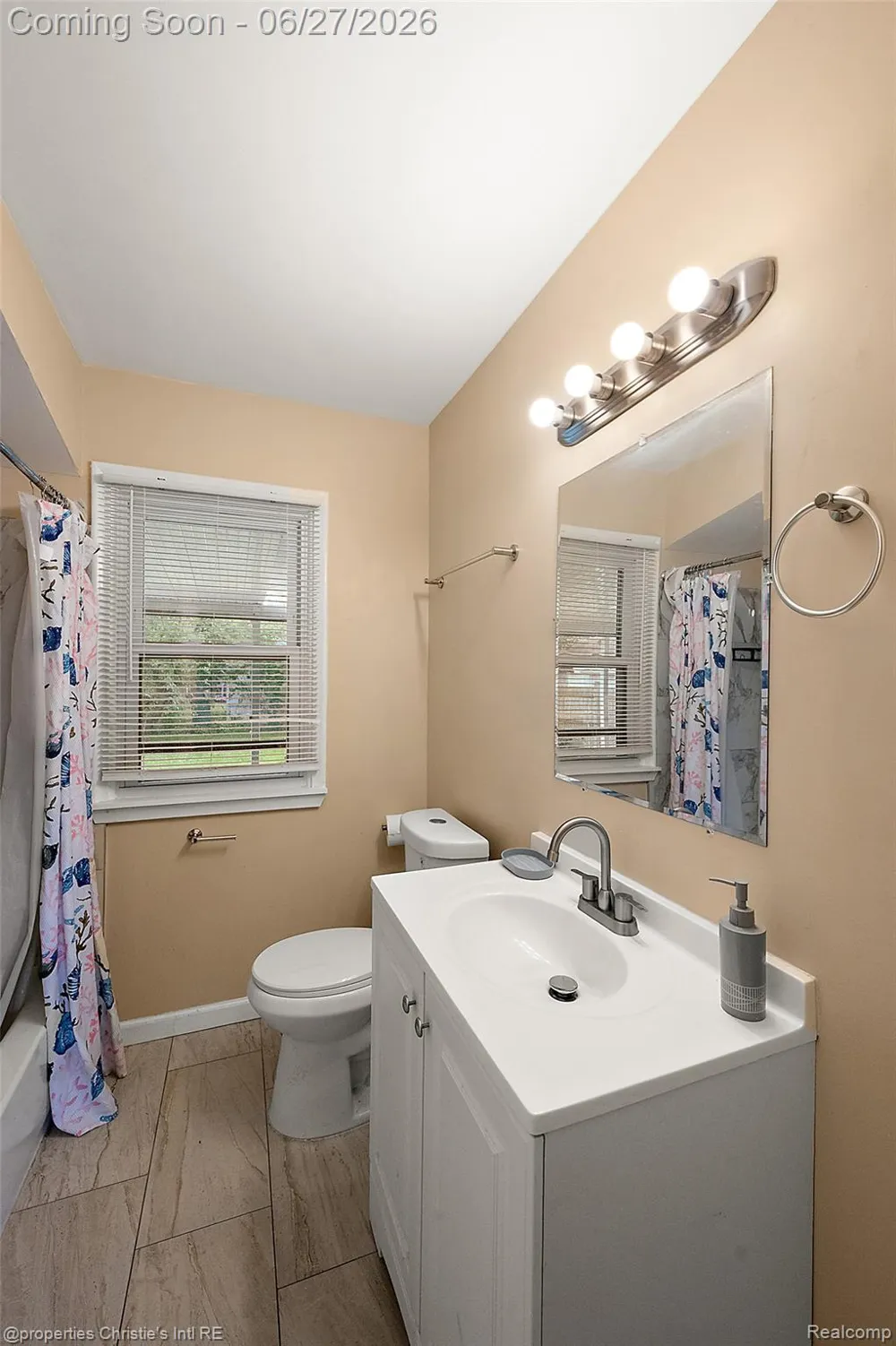 15654 Juliana Avenue Eastpointe City, MI 48021