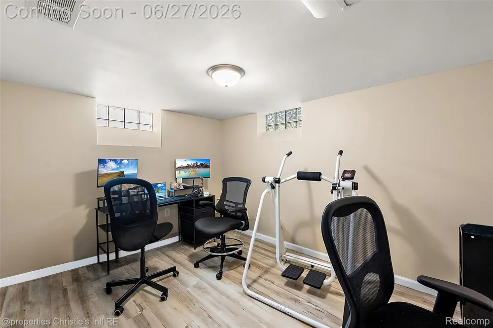 15654 Juliana Avenue Eastpointe City, MI 48021