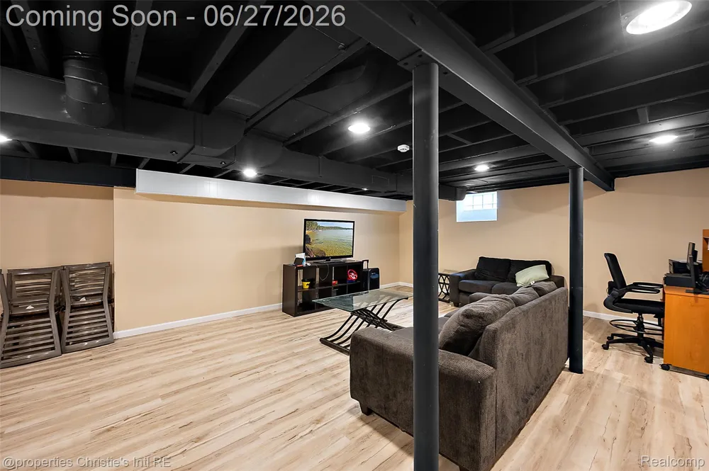 15654 Juliana Avenue Eastpointe City, MI 48021