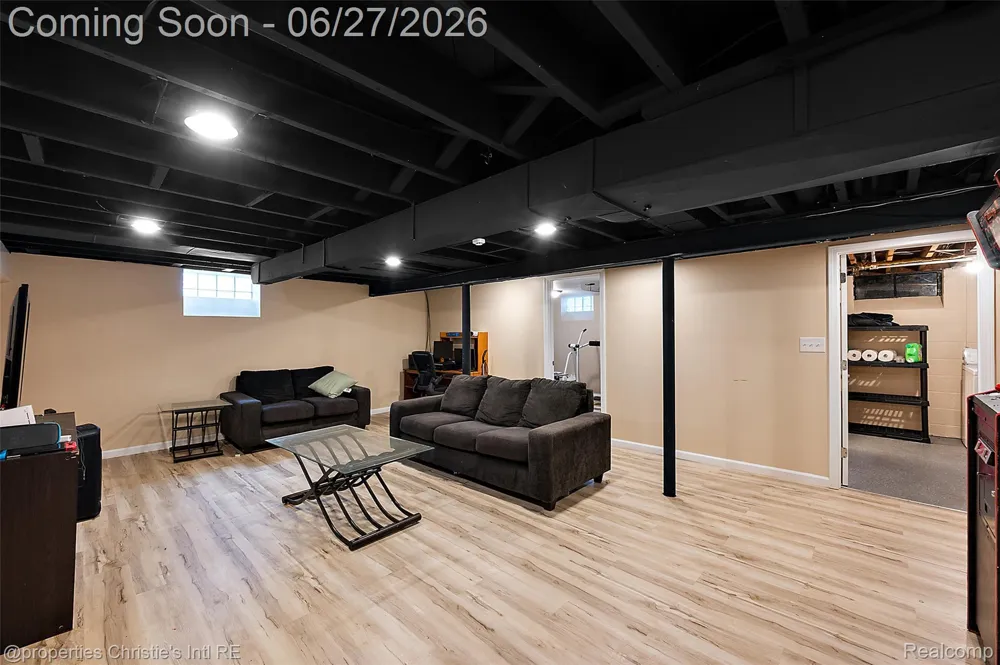 15654 Juliana Avenue Eastpointe City, MI 48021