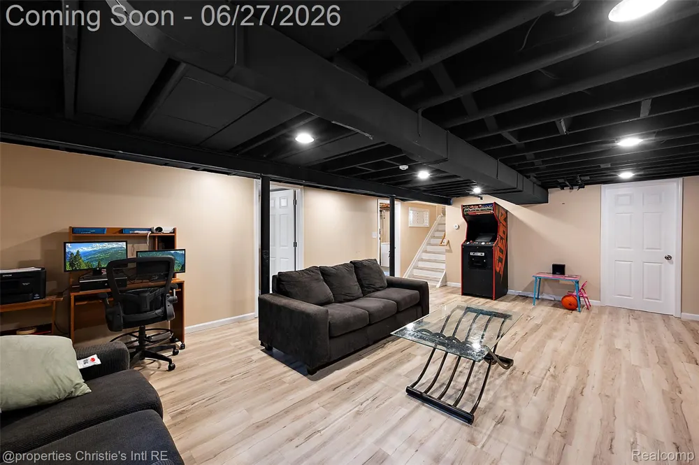 15654 Juliana Avenue Eastpointe City, MI 48021