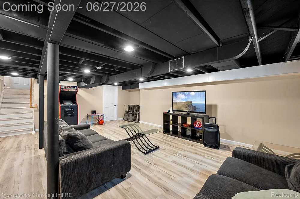 15654 Juliana Avenue Eastpointe City, MI 48021