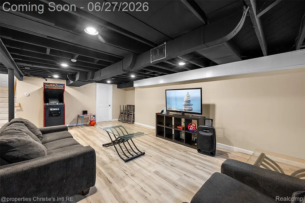 15654 Juliana Avenue Eastpointe City, MI 48021