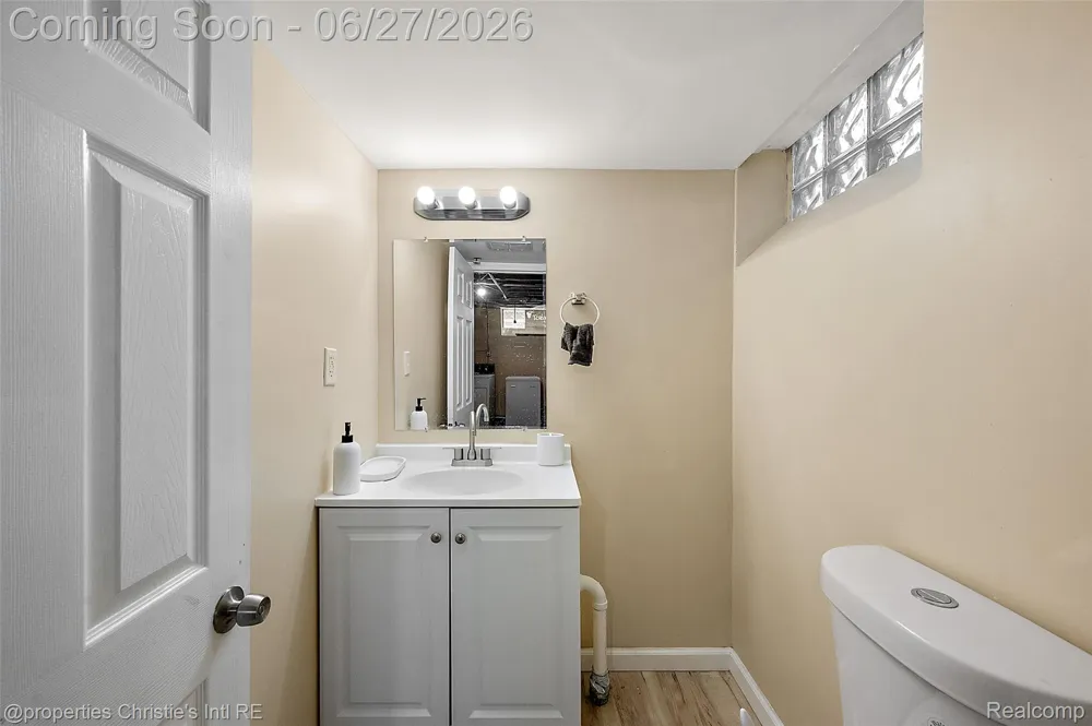 15654 Juliana Avenue Eastpointe City, MI 48021