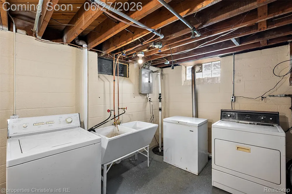 15654 Juliana Avenue Eastpointe City, MI 48021