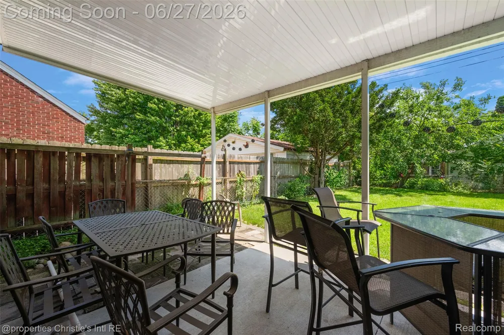 15654 Juliana Avenue Eastpointe City, MI 48021