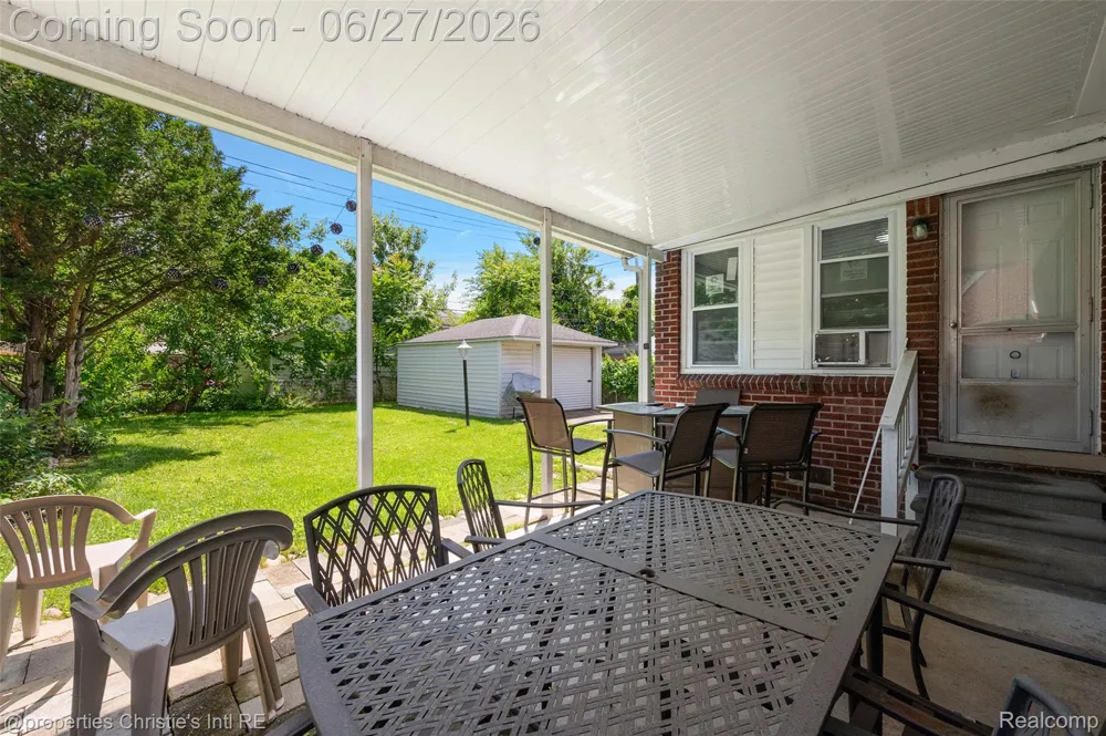 15654 Juliana Avenue Eastpointe City, MI 48021
