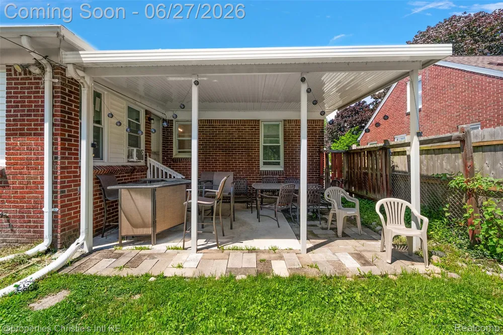 15654 Juliana Avenue Eastpointe City, MI 48021