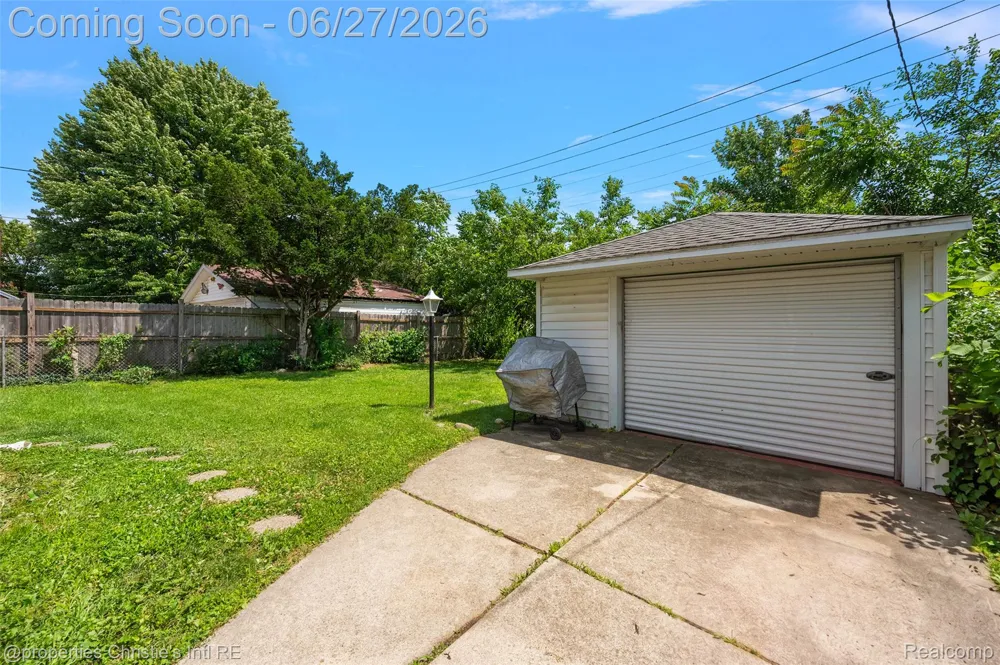 15654 Juliana Avenue Eastpointe City, MI 48021