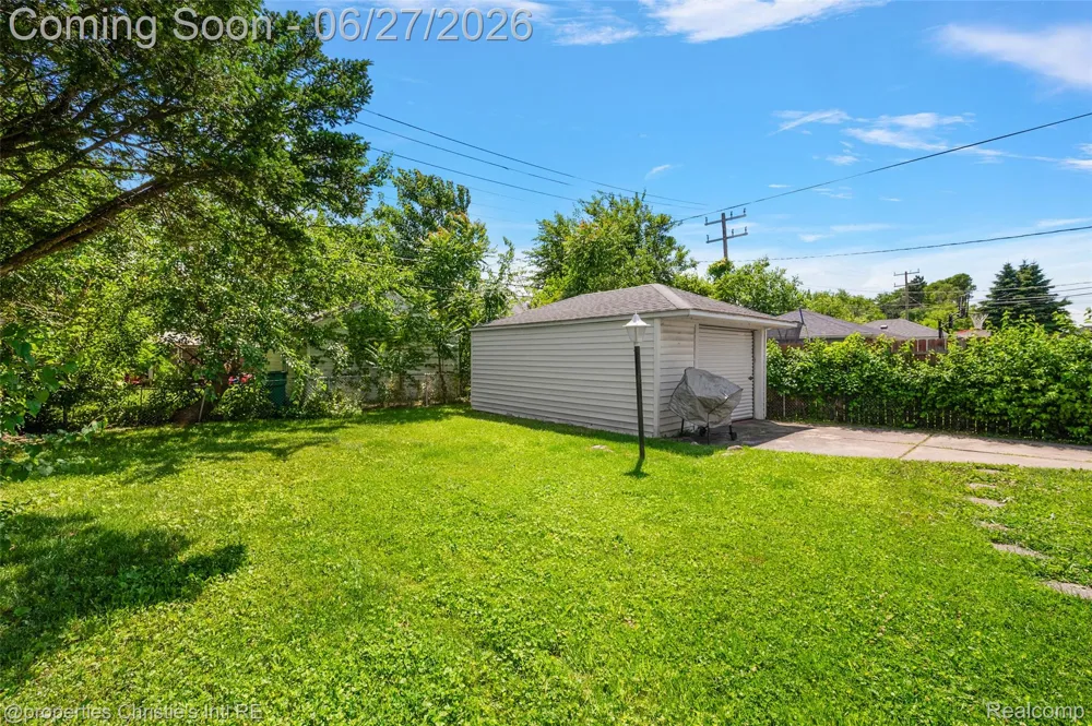 15654 Juliana Avenue Eastpointe City, MI 48021