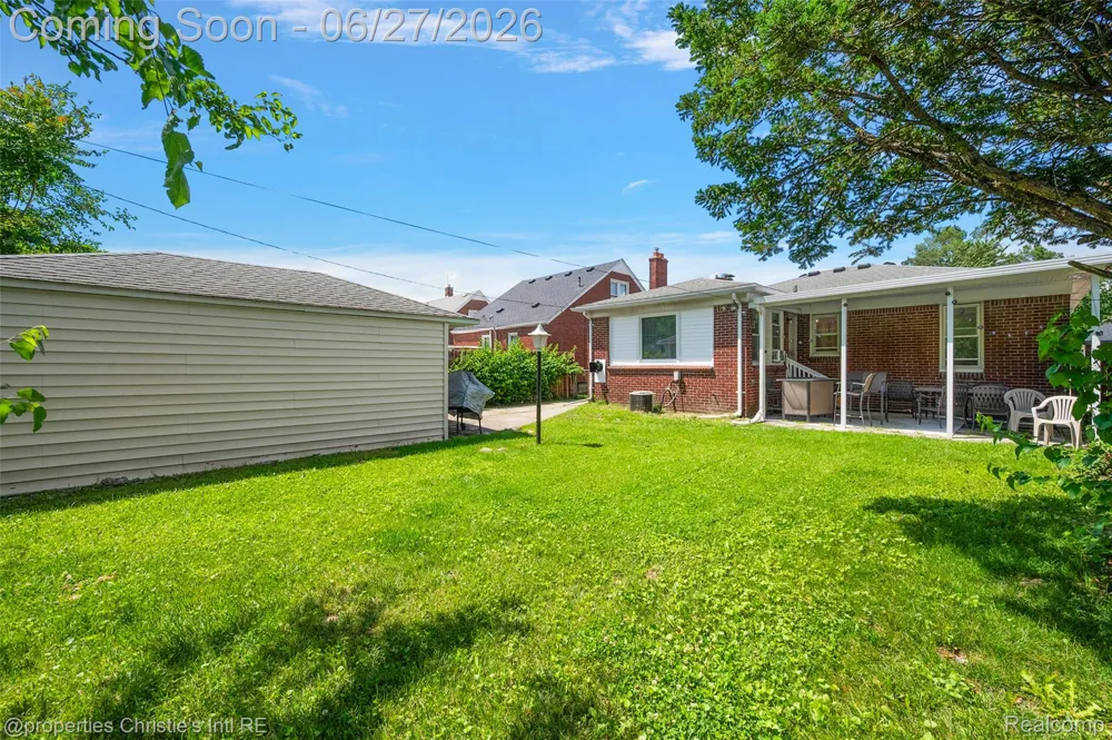 15654 Juliana Avenue Eastpointe City, MI 48021