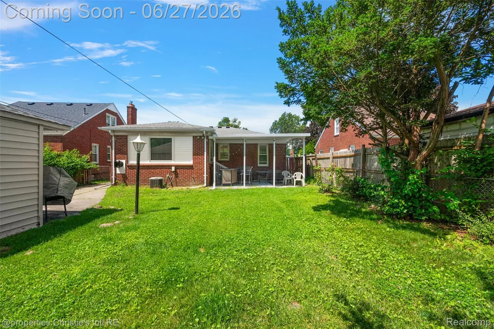 15654 Juliana Avenue Eastpointe City, MI 48021