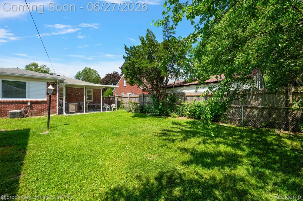 15654 Juliana Avenue Eastpointe City, MI 48021