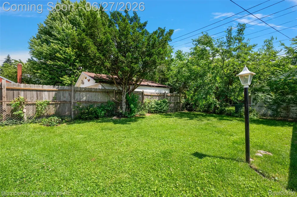 15654 Juliana Avenue Eastpointe City, MI 48021