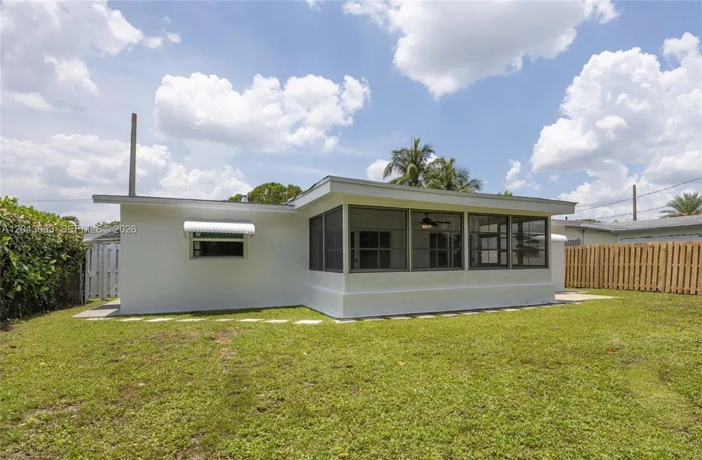 8571 NW 27th Pl Sunrise, FL 33322