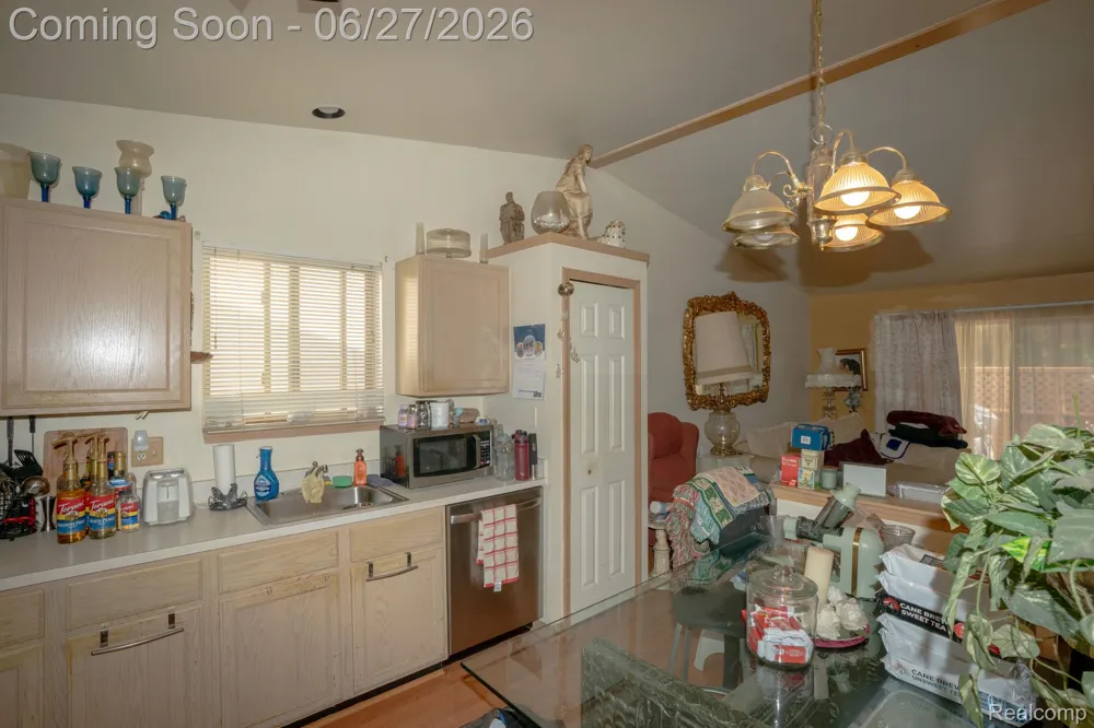 4044 Heatherwood Court Warren City, MI 48092