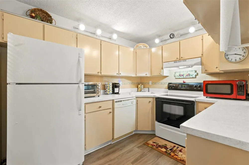 1290 PINE RIDGE CIRCLE E #E1 Tarpon Springs, FL 34688
